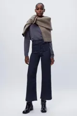 Pantalón de jean azul oscuro, de tiro alto y corte wide leg.
