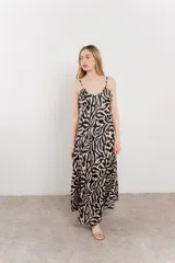Maxi vestido de breteles finos con estampado abstracto tipo animal print en beige y negro.