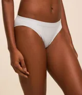 Bombacha de bikini celeste con textura acanalada y laterales de grosor medio.