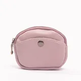 Monedero pequeño de cuero sintético color lila, con cierre de cremallera y bolsillo externo con broche metálico.