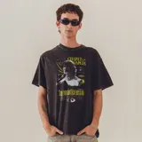 Remera negra con estampa de Charly García y la frase "Soy romántico pero no boludo". Corte oversize.