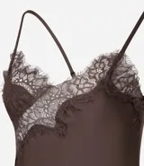 Vestido corto de satén color marrón oscuro con breteles finos y escote en V. Presenta detalles de encaje en el busto y un ruedo asimétrico con terminación en encaje.