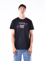 Remera negra de corte regular con estampado de texto en blanco y rojo con la palabra "Rock" en grande.