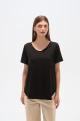 Blusa roja de poliamida, corte ancho y cuello en V.