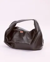 Bolso marrón oscuro de cuero sintético con forma ovalada y asa corta.