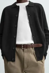 Cárdigan negro de lana y algodón, corte regular fit, con cuello solapa, manga larga, terminaciones en rib y cierre frontal con botones.