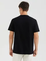 Remera negra de corte clásico con cuello en V y mangas cortas.