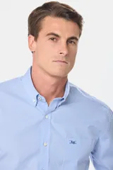Camisa celeste a cuadros con cuello abotonado, manga larga, bolsillo en el pecho y logo bordado.