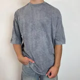 Remera gris de algodón con proceso de lavado snow, corte amplio y mangas cortas.
