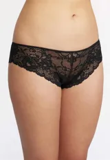 Panty corte brasileño color lila, confeccionada en encaje floral suave y elástico.