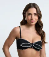 Top de bikini bandeau negro con tirantes extraíbles, lazo delantero y pespunte contrastante blanco.