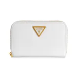 Billetera blanca con cierre de cremallera, logo triangular dorado de Guess y herrajes dorados.