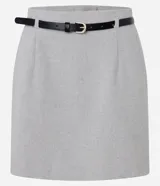 Short pollera de sastrería confeccionado en polivelour color beige. Tiene trabillas en la cintura, cierre por cremallera delantero, recorte en V en la parte trasera de la cintura, pliegues y pinzas delanteras. Incluye cinturón fino de material sintético con hebilla.