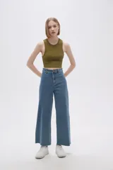 Top blanco de morley, corte crop y breteles anchos.