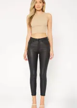 Jean skinny negro engomado, de tiro medio y tela elastizada.