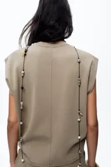 Camiseta azul de algodón con cuello redondo y mangas cortas caídas.