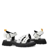 Sandalias blancas con tiras de cuero sintético con tachas plateadas en forma de estrella, hebilla lateral y suela track color negro.