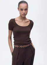 Jersey marrón de punto medio con cuello escotado y mangas cortas.