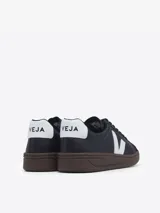 Zapatillas Veja modelo Urca, color negro con logo lateral en blanco y contrafuerte blanco con logo. Suela marrón.