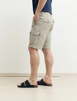 Bermuda de gabardina color marrón con bolsillos cargo laterales y bolsillos traseros con solapa.