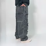 Pantalón jean negro de corte ultra baggy con múltiples bolsillos cargo y detalles desgastados.