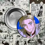 Pin metálico circular con ilustración del personaje Rudo de la serie de manga Gachiakuta. Presenta un cierre de alfiler de gancho en la parte posterior.