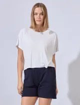 Remera crop de tejido rib, con escote a la base y manga raglan corta, de marca Cyrus.