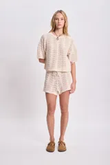 Short color crema de punto crochet con cintura elastizada y cordón ajustable.