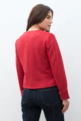 Chaqueta roja de corte recto y manga larga, con cuello redondo y cierre frontal de botones metálicos dorados.