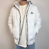 Campera inflada color ocre con capucha, cierre frontal con cremallera y logo de la marca bordado en el pecho.