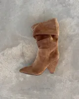 Botines dorados de cuero vacuno con punta fina y tacón aguja.