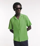 Camisa de hombre color verde claro, corte slim, de manga corta y cuello inglés. Confeccionada en viscosa texturizada.