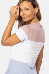 Remera de manga corta con cuello redondo, con rayas horizontales en color celeste y blanco en la parte superior y color azul en la parte inferior.