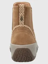 Bota de mujer color tostado, con detalle de trenzado y cierre lateral, de diseño cómodo y moderno.