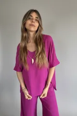 Remerón de lino color fucsia, con escote en V y mangas cortas amplias.