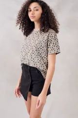 Remerón de manga corta con estampado animal print de leopardo en tonos marrones y beige.