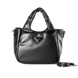 Cartera negra de cuero sintético con doble asa, una corta fija y otra larga extraíble. Tiene cierre principal con cremallera y broches magnéticos, tres compartimentos internos, un bolsillo con cremallera y otro abierto. El logo de la marca es un triángulo metálico plateado.