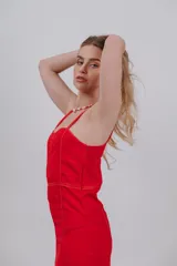 Vestido largo de tirantes con estampado geométrico en tonos azules y blancos.