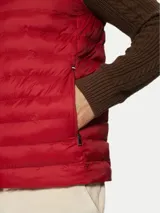 Chaleco rojo Tommy Hilfiger plegable, con cuello chimenea, cierre de cremallera, dos bolsillos laterales con cremallera y logo bordado en el pecho. Confeccionado en tejido de nailon que repele el agua.