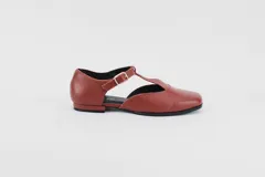 Zapato flat color ladrillo, con corte en forma de T y hebilla lateral.