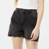 Short de jean color gris oscuro con efecto desgastado y terminaciones desflecadas.