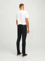 Pantalón jean negro de corte slim fit y tiro medio, con diseño clásico de cinco bolsillos y cierre de cremallera. Confeccionado en tejido de sarga con mezcla de algodón, poliéster, lyocell, viscosa y elastano.
