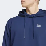 Canguro con capucha Adidas Essentials, color azul marino, con logo del trifolio bordado en blanco en el pecho. Cuenta con bolsillo tipo canguro, puños y dobladillo acanalados, y cordón ajustable en la capucha.