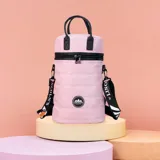 Matera estilo mochila color negro, confeccionada en nylon combinado con símil cuero. Cuenta con tapa con cierre metálico, bolsillo interno, asas y correa extensible.