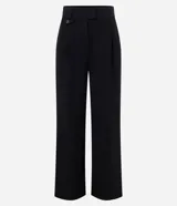 Pantalón de vestir negro de corte wide leg, confeccionado en crepé. Presenta cintura con trabillas, detalle de solapa con botón y bolsillos laterales.