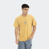 Remera de manga corta color amarillo con estampa circular en el pecho. Corte oversize.