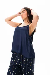 Musculosa lencera azul de viscosa con breteles finos.