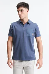 Remera polo negra con bolsillo de nylon en el pecho y logo bordado. Corte regular.