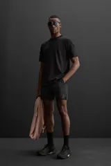 Camiseta negra de entrenamiento corte relaxed fit, confeccionada en tejido de mezcla de algodón de peso ligero, con cuello redondo en rib y manga corta.