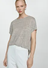 Camiseta de lino a rayas horizontales blancas y negras, de manga corta y cuello redondo.